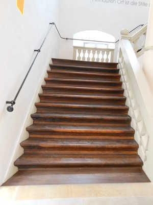 Anzahl der Treppenstufen: 25 Höhe der Stufe / der Schwelle: 18 cm Handlauf vorhanden: beidseitig Treppe hell und blendfrei