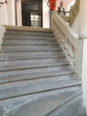 Historische Treppe zu allen Etagen Historische Treppe mit Holzstufen Historische Treppe mit Steinstufen Über die Treppe sind zu