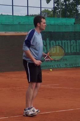 Abteilungsleitung: Tennis W infried Stöwer Bachstr. 1 Tel.: 02850 / 7191 Herren Mit ganz anderen Problemen hatten unsere Herren unter der Leitung von Mannschaftsführer Daniel Stevens zu kämpfen.