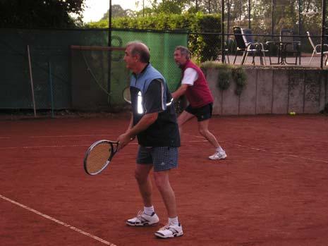 Abteilungsleitung: Tennis W infried Stöwer Bachstr. 1 Tel.: 02850 / 7191 Herren 40 Unsere 40+ hatten eine Gruppe mit sehr großem Leistungsgefälle erwischt.