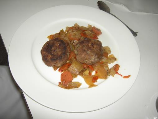 Zwiebel würfeln und in 1 El heißem Öl in einer Pfanne glasig dünsten. Die Hälfte der Petersilie zugeben. Brot mit den Händen sehr gut ausdrücken.