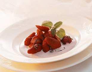 Rosa Erdbeersalat mit Pfefferminze Zutaten Für 4 Personen 400 g Erdbeeren 1/2 EL Zucker 1 EL Orangenlikör 2 Stk Vanillestängel, Mark 1.