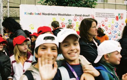 Kinder in NRW NRW möchte Kinderland werden Politik wirbt mit Kinder-Kurs Landeskabinett erschien zum Forum des Familienministeriums Unter dem Motto Rückenwind für jedes Kind lud NRW-Familienminister