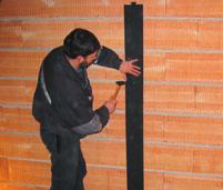 Die Hauptkomponenten des Systems sind Ziegel für leichte Trennwände und ein neu entwickeltes Entkoppelungs- und Ansatz-Profil für Wand und Decke.