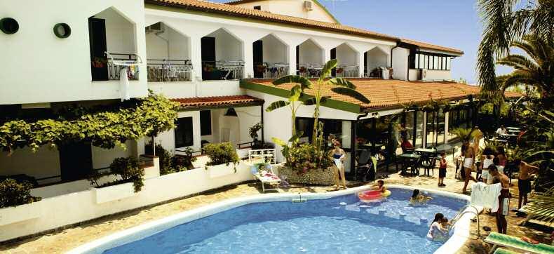 HOTEL BAIA D ERCOLE **** Beliebte Ferienanlage in hervorragender und ruhiger Lage direkt im