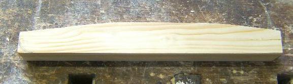 Danach werden die Holznägel eingeschlagen. Versucht es an einem übrigen Stück Holz, da die Verarbeitung von Holznägel ein wenig Übung erfordert.