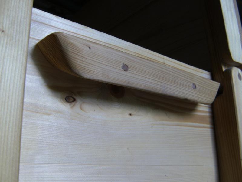 Fünfter Bauabschnitt: Griffe anbringen und versäubern Dafür nehmt ihr den Rest des Kantholzes (50 x 40 mm)
