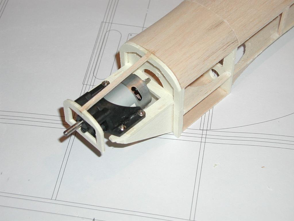 Querruder: Auf den beiden Querruderbrettchen werden vorne 6*6mm dreikant Balsaleisten aufgeklebt und danach die keilförmigen Balsateile angebracht.