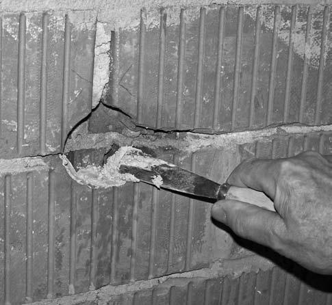 11: Vor dem Eingipsen der Gerätedose sollte das Mauerwerk mit Wasser eingesprüht oder eingepinselt werden, damit sich der Gips besser mit dem