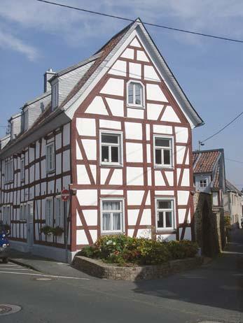 Die Ortsgemeinde Rheinbreitbach einer Schenkung auf; der Erzbischof Arnold von Köln bestätigt dem Kloster Rolandswerth auf der nahe-gelegenen Insel Nonnenwerth einen Hof in Rheinbreitbach mit den