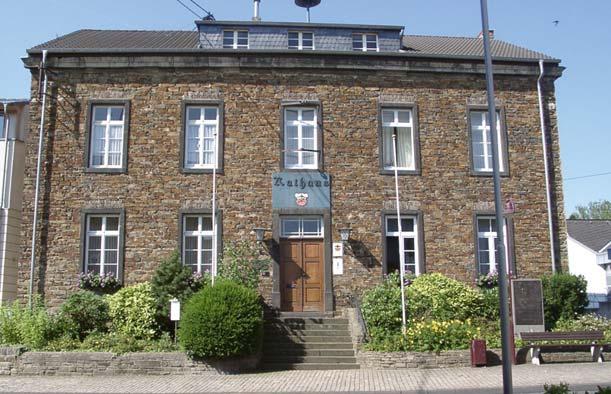 In Unkel, dem Sitz der Verbandsgemeindeverwaltung, besteht eine 3,5-zügige Regionalschule (=Real- und Hauptschule gemeinsam) sowie eine Grundschule, ein kommunaler und ein katholischer Kindergarten.