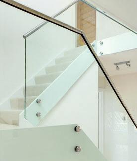 Entwickelt für: Leichte bis mittlere Beanspruchung Innen- und Außenbereich Seitenmontage Treppen und Geländer Edelstahl V2A und V4A Glas 8-21,52 mm Extras: Kann mit einem Glasleistenrohr und/ oder