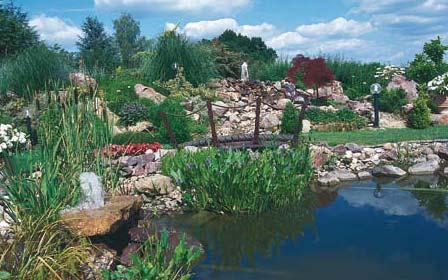 Strapazierfähige Teichbau materialien 7 Ein schön gestalteter Gartenteich mit einer großen Wasserfläche.