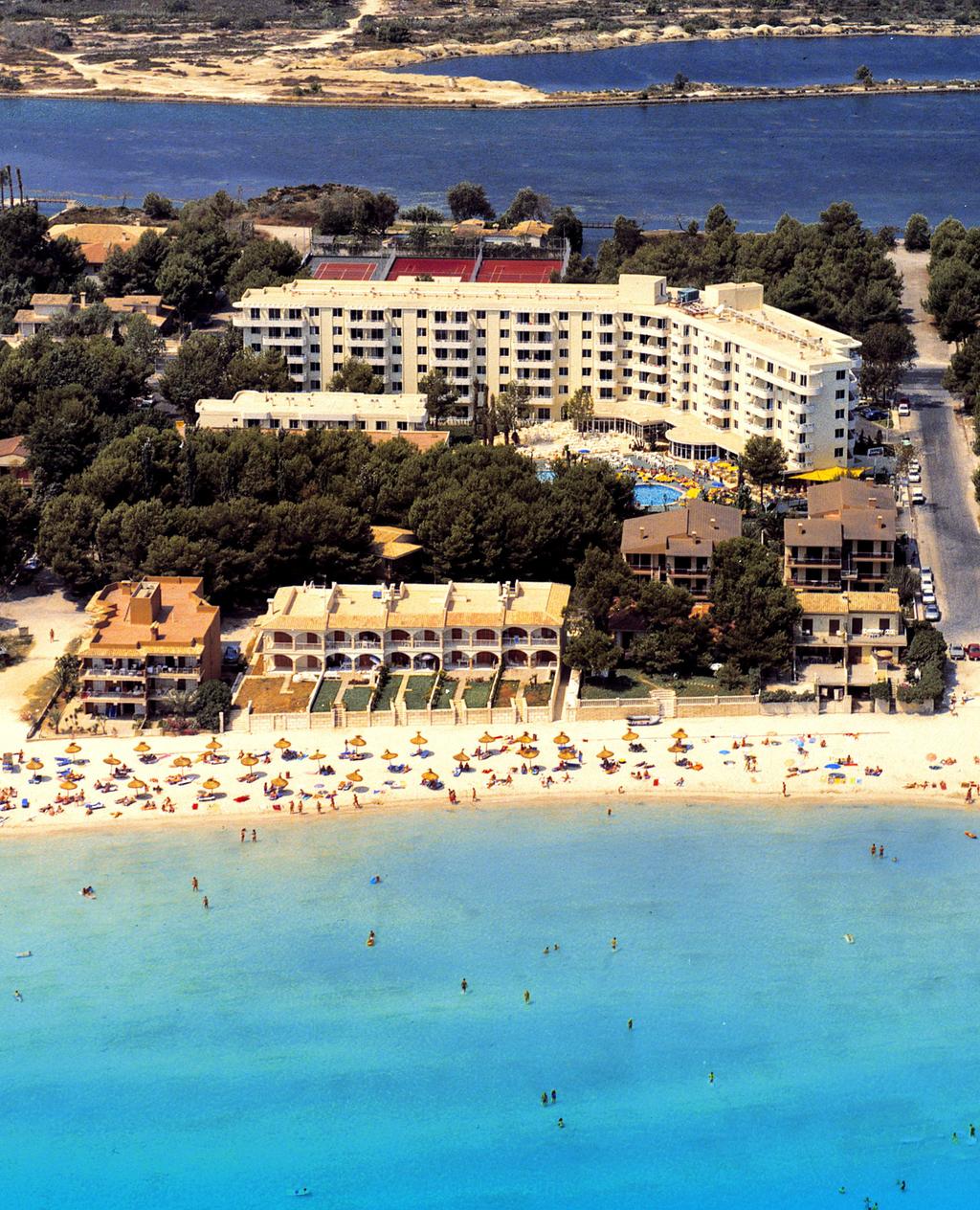 Hotel Ivory Playa und Tennisclub von Fernando Garcia, Playa de Muro, Mallorca, Spanien Die Playa de Muro liegt zwischen Alcudia and Can Picafort im Norden von Mallorca am Kilometer langen