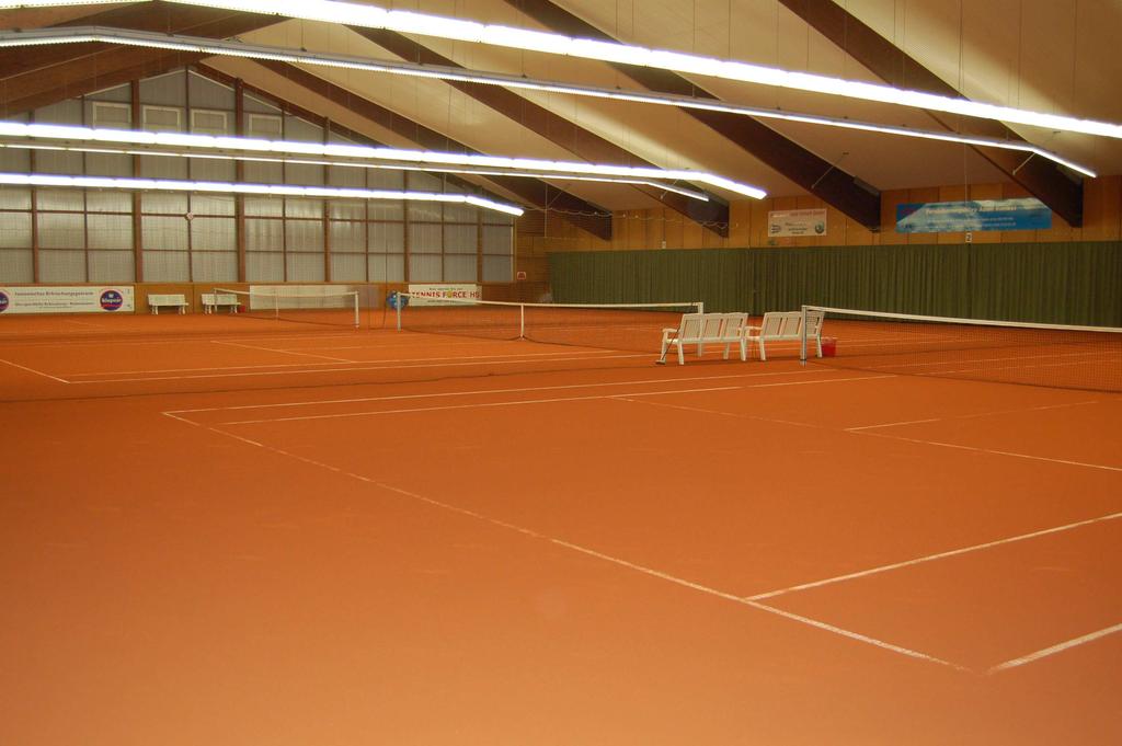 Direkt am Strand und nur 200 Meter von der Tennisanlage entfernt. In Deutschland: Die ever-court-tennisbase in Waldaschaff. Direkt an der A3.