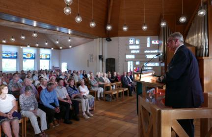 Kirchenpräsident Schad brachte in einem Grußwort seine Freude über die gelungene Zusammenarbeit der theologischen Fakultät der Universität Mainz mit dem Kirchenbezirk zum Ausdruck. rof. Dr.