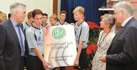 Balance zwischen Schule und Fußball DFB-Vizepräsident Hans-Dieter Drewitz übergab Zertifikat Eliteschule an Osnabrücker Schulzentrum Sonnenhügel G rund zum Strahlen hat das Osnabrücker Schulzentrum