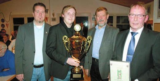 Bezirk Braunschweig Höhepunkt des Ehrungsabend war die Übergabe des Wanderpokals an den fairsten Verein der Saison 2013/14.