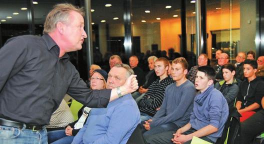 Deutliche Körpersprache und klare Ansage: DFB-Schiedsrichterlehrwart Lutz Wagner ist ein brillanter Redner.