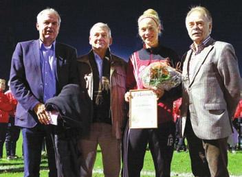 Stellvertreter Horst Deters haben bei der Dezemberbelehrung der Grafschafter Fußballschiedsrichter 16 Jubilare für ihre langjährige Tätigkeit als Unparteiische geehrt.