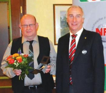 Gern nahm Kreisvorsitzender Walter Kopf den Ehrenamtstag zum Anlass, dem verdienten Sportkameraden für seine unermüdliche Tätigkeit für den NFV-Kreis Cuxhaven herzlich zu danken.
