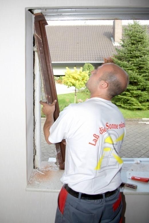 Durch den Trennschnitt verliert der alte Fensterrahmen die