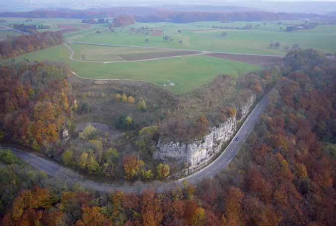 1986 2000 2.5 Neuffener Steige Die Neuffener Steige liegt südöstlich von Neuffen und östlich der Verbindungsstraße nach Hülben, wo diese die Albhochfläche erreicht.