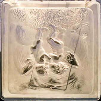 2003-1/055 Reliefglasplatte Zwei Putti küssend farbloses Pressglas, L / B 9 x 9 cm Schmetterlings-Marke vertieft auf der Reliefseite s.