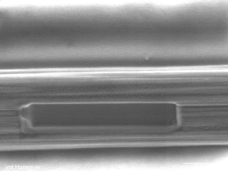 Focused Ion Beam IV Ätzprozess Ätzversuche mit der FIB: Öffnung von 10 µm x 2 µm in der Kohlefaserstruktur (REM Aufnahme) 4 Auftreffen des beschleunigtes Ion trifft auf die Oberfläche eines