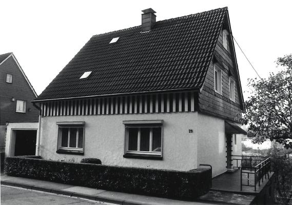 E infamilienhaus, Baujahr 1919 bis 1948 ca. 3200 324 115 266 313 Die durchschnittliche Wohnfläche liegt bei ca. 120 m². Baulicher Wärmeschutz fand zu dieser Zeit nur wenig Berücksichtigung.