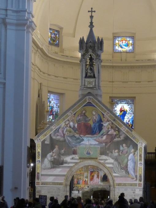Kirche San Damiano hatte Franziskus eigenhändig restauriert. Dort lebte und starb die Hl. Klara. Die Schlichtheit des Ortes lädt auch heute noch viele Menschen zu Stille und Gebet ein.