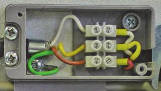 Kabel beim Verlegen nicht quetschen. 1. Alten 14-poligen Stecker gegen den neuen Stecker austauschen. 2. Neue Platine (1) in der richtigen Ausrichtung in den Elektrohalter (2) schieben. Abb.