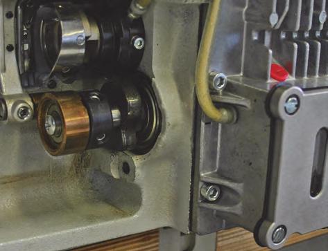 Alten Getriebedeckel ausbauen 5. Docht der Greiferschmierung (4) aus dem Greifer-Ölbehälter (5) herausklicken, evtl. Schraubendreher zu Hilfe nehmen.