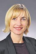 (EGL). Nach einer Banklehre im Kanton Zug machte Cornelia Zürcher die Matura und schloss anschliessend im Jahr 2000 ihr Studium der Rechtswissenschaften mit dem Lizentiat ab.