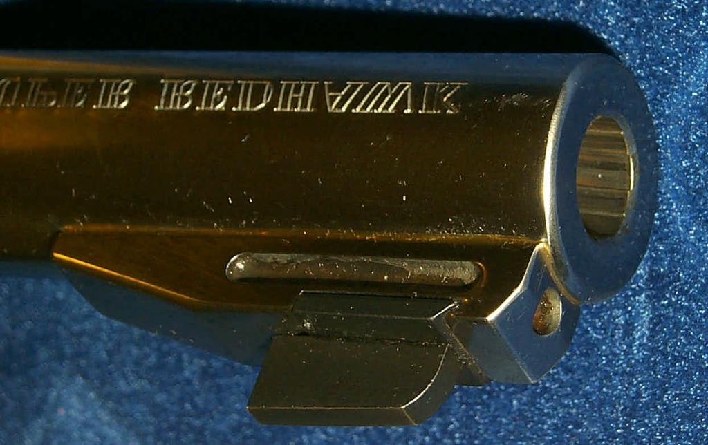 44 Magnum), wird hier kurz ein Unikat vorgestellt: Ein Ruger Super-Redhawk von 9 auf 6,5 reduziert. Nur an der in der Mündungsfase endenden Schrift ( read manual before use.