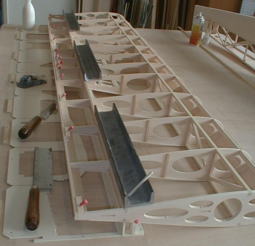 Bild: Das Bild zeigt die fertig gebaute Flächenunterseite mit allen Beplankungsteilen und den Rippenaufleimern.