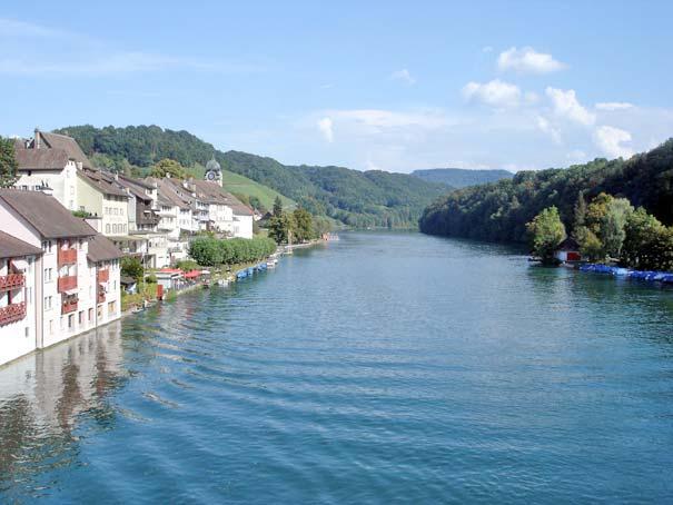 Auf der Brücke Eglisau ein letzter Blick zurück auf das viel-besungene Gewässer: Ciao lieber Rhein, wir haben deine Gesellschaft heute sehr genossen.