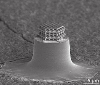 von unter einemmikrometer und Strebendurchmessern von 200 Nanometern sind seine Bauteile aus glasartigem Kohlenstoff rund einen Faktor fünf kleiner als vergleichbare sogenannte Metamaterialien.