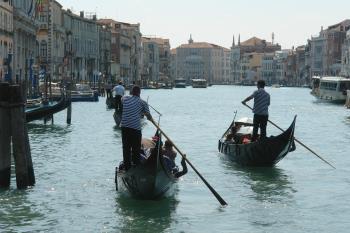 Diese symbolisieren die sechs Stadtteile von Venedig. Ein Zacken geht nach hinten und steht für die Insel Guidecca.