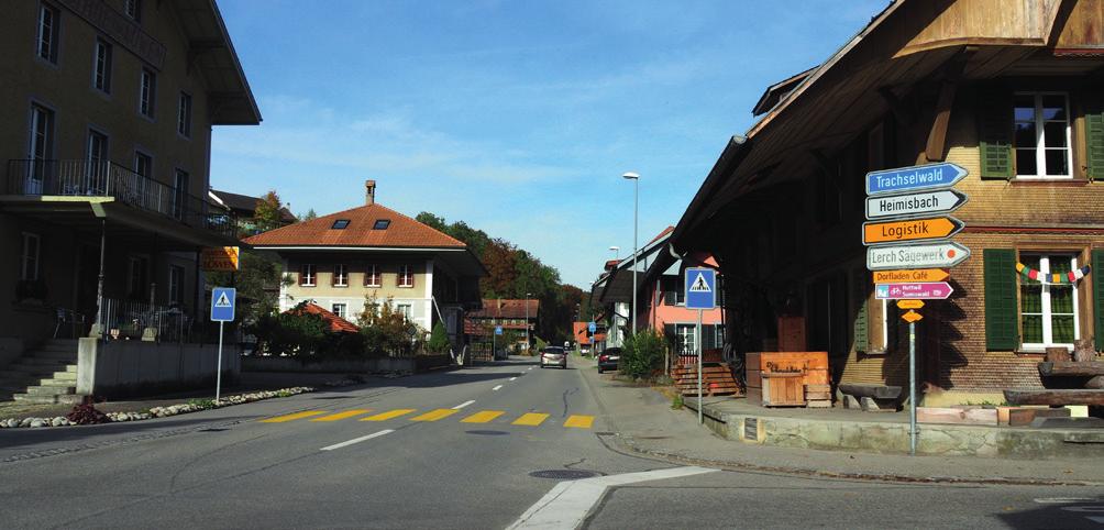 Die grösseren Orte wie angnau (10 km entfernt) oder Burgdorf / Kirchberg (12 / 18 km entfernt) sind gut zu erreichen.