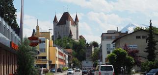 Standortangaben Gemeinde Die Stadt Thun mit ca. 44 000 Einwohner und elftgrösste Stadt der Schweiz liegt an der Mündung zum Thunersee. Thun wird auch als das Tor zum Berner Oberland bezeichnet.
