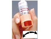 4. Halten Sie das Dosieraerosol nun senkrecht zwischen Finger und Daumen, wobei der Daumen an der Basis des Mundstückes zu liegen kommt. 5.