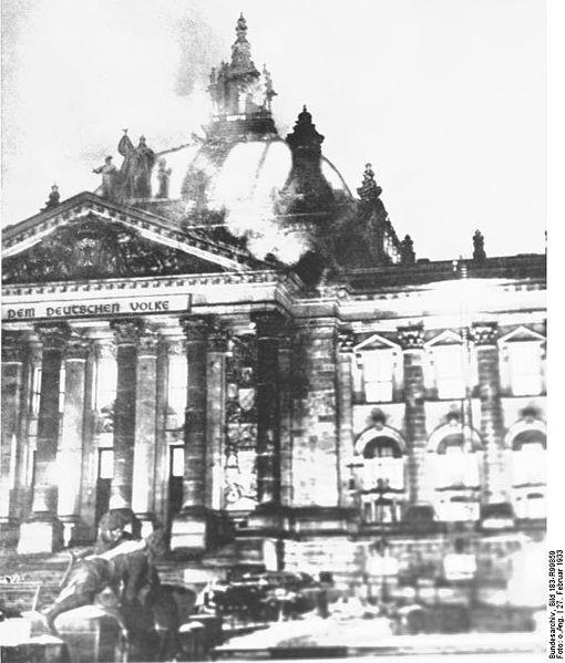 Machtübernahme durch die Nazis In der Nacht auf den 28. Februar 1933 brennt in Berlin der Reichstag ab.