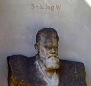 Boltzmannsche Theorie und Ableitung des Planck schen Strahlungsgesetzes Ludwig Boltzmann (1844-1906) - begründet die statistische Theorie der Entropie Ein irreversibler Prozeß ist der Übergang eines