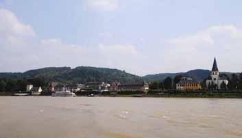 Von der Aussichtsterrasse hat man eine traumhafte Aussicht über den Rheinhang und dem Rolandsbogen.