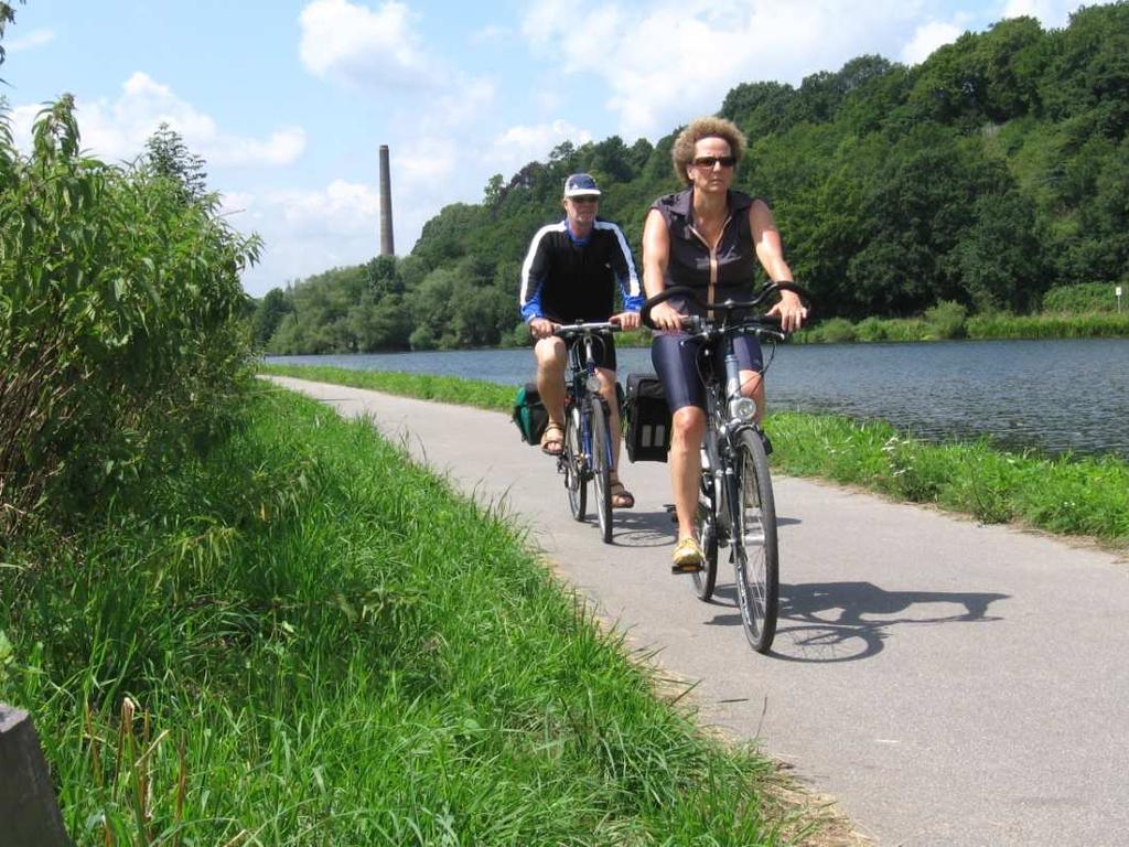 Warum auf Radtourismus setzen? Wirtschaftliche Effekte Erfolgsgeschichte RuhrtalRadweg (2011): Übernachtungen durch Fahrradtouristen: 150.000 Tagesausflüge: 1,1 Mio.