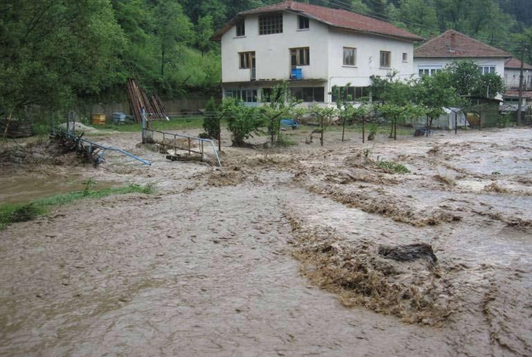 Овог пролећа и почетком лета главне вести на електронским и штампаним медијима су поплаве. Почело је у западној Европи да би се преко Пољске и централне Европе поплаве прелиле у села и градове Србије.