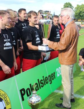 Ehrung Peter Clausnitzer: 52 Jahre im Dienste des Fußballs Peter Clausnitzer ist mehr als 50 Jahre als Fußball- Funktionär tätig gewesen.