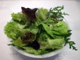 Warum wird Salat nach Zugabe von Salatsoße welk? Wird Dressing auf den Salat gegeben, kann man schon nach kurzer Zeit beobachten, dass dieser ganz schlapp wird. Warum ist das so?