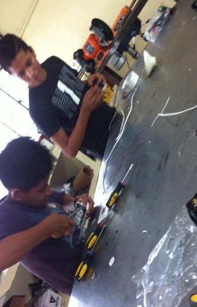 Elektrizitäts- Workshop. Hier lernen sie Installationen von elektrischen Schaltern und Glübirnen zu machen.